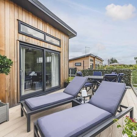 Luxury Lodge With Hot Tub In Windsor Marina Екстериор снимка