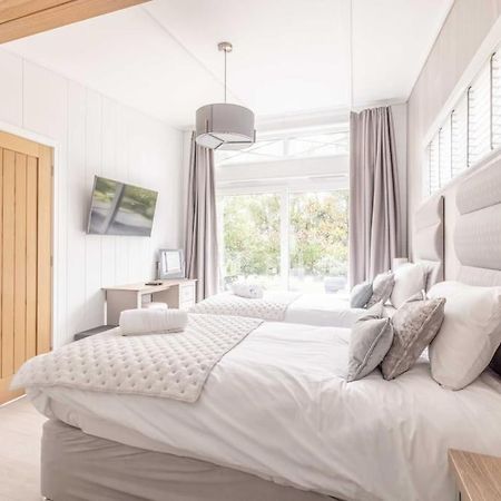 Luxury Lodge With Hot Tub In Windsor Marina Екстериор снимка
