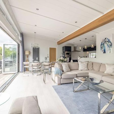 Luxury Lodge With Hot Tub In Windsor Marina Екстериор снимка
