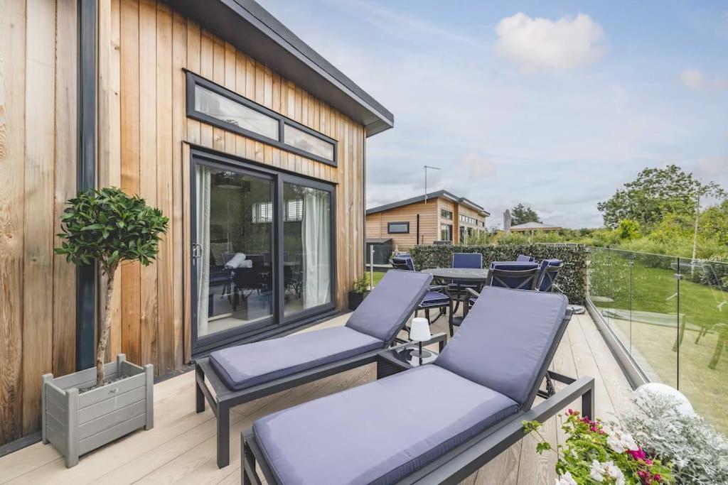 Luxury Lodge With Hot Tub In Windsor Marina Екстериор снимка