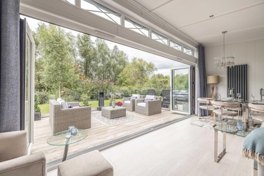 Luxury Lodge With Hot Tub In Windsor Marina Екстериор снимка