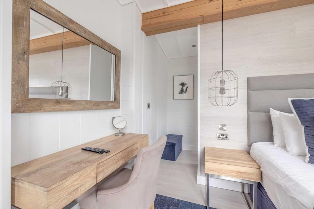Luxury Lodge With Hot Tub In Windsor Marina Екстериор снимка