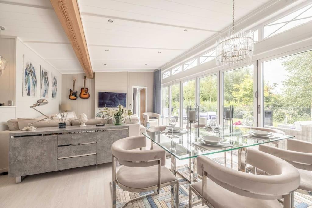 Luxury Lodge With Hot Tub In Windsor Marina Екстериор снимка