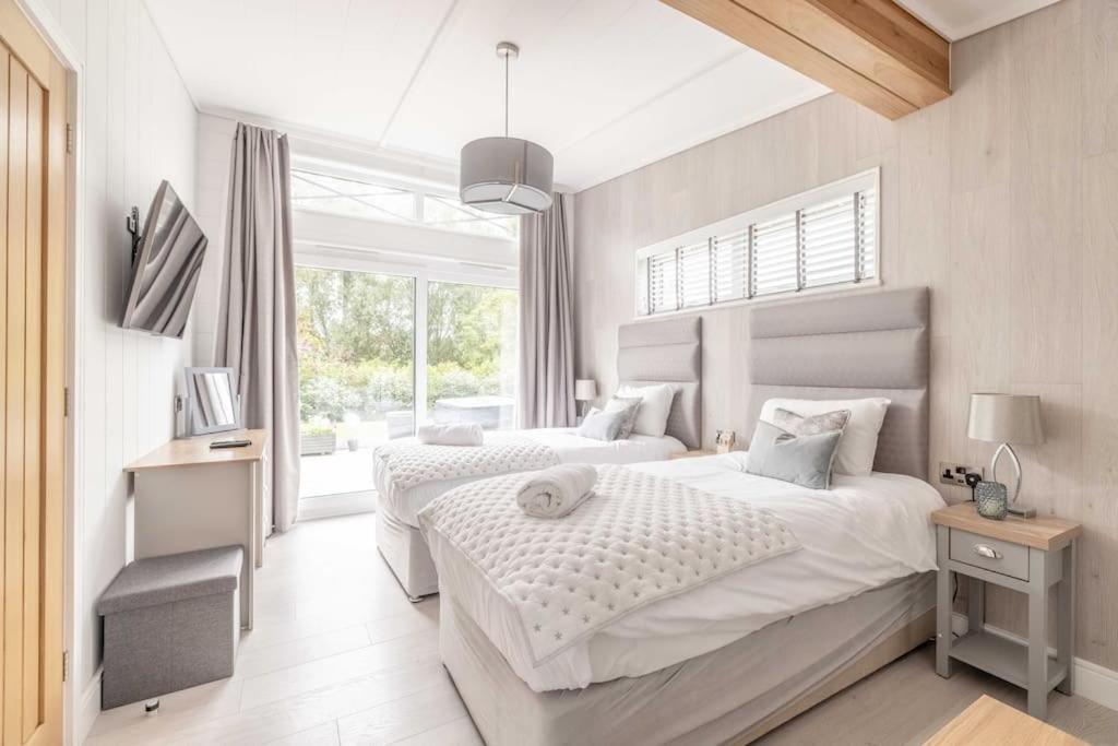 Luxury Lodge With Hot Tub In Windsor Marina Екстериор снимка