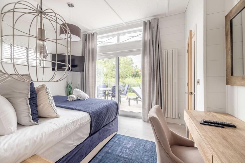 Luxury Lodge With Hot Tub In Windsor Marina Екстериор снимка