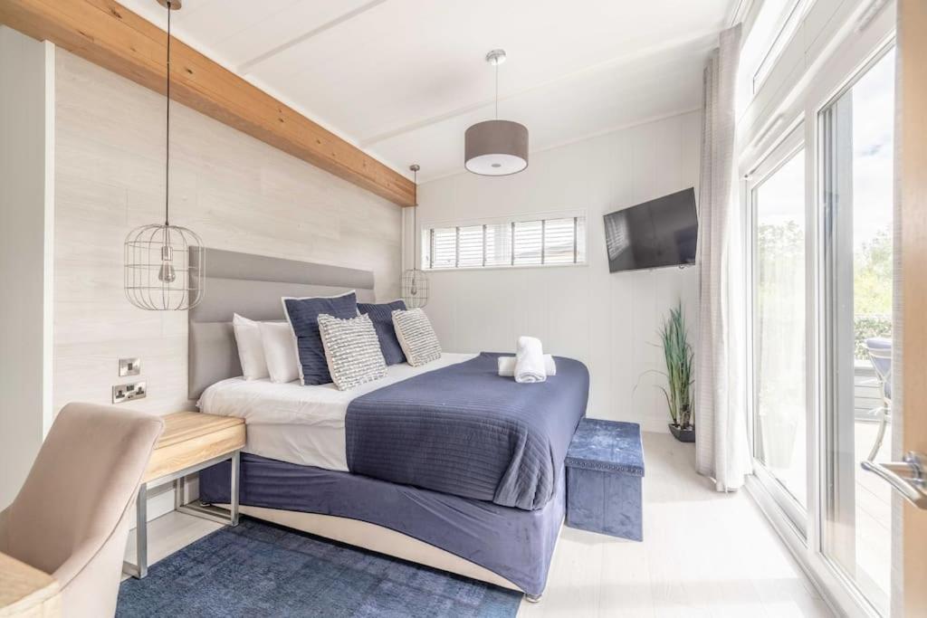 Luxury Lodge With Hot Tub In Windsor Marina Екстериор снимка