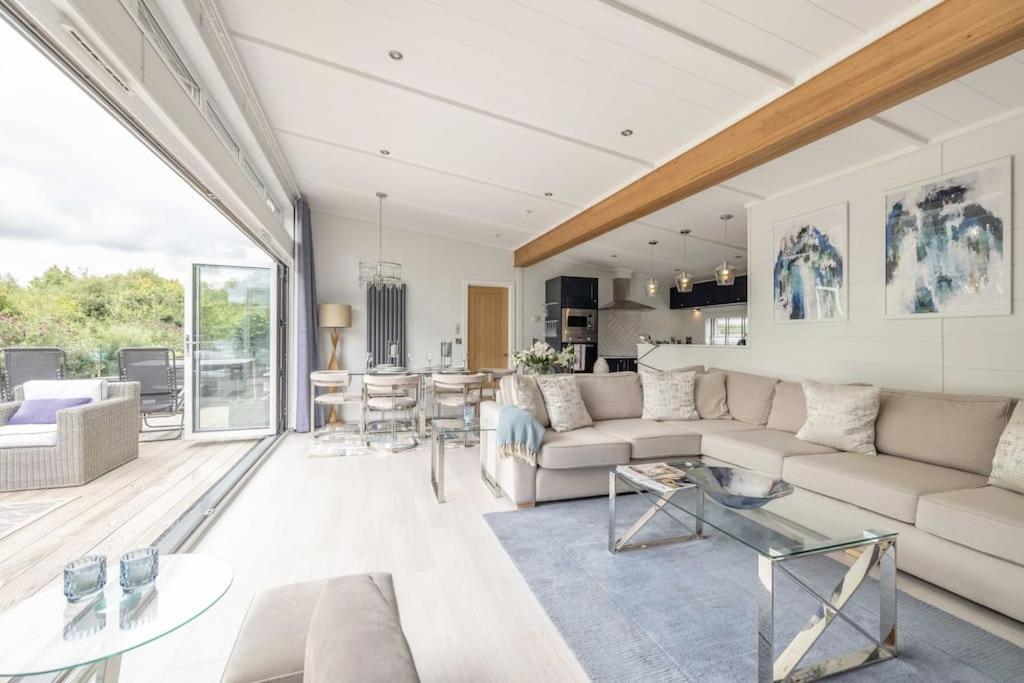 Luxury Lodge With Hot Tub In Windsor Marina Екстериор снимка