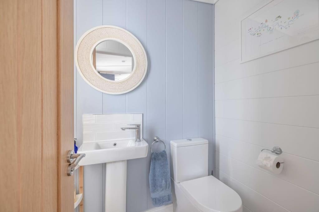 Luxury Lodge With Hot Tub In Windsor Marina Екстериор снимка