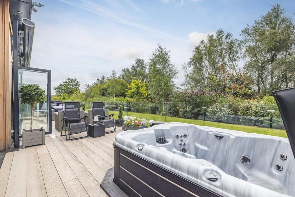 Luxury Lodge With Hot Tub In Windsor Marina Екстериор снимка