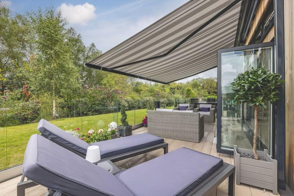 Luxury Lodge With Hot Tub In Windsor Marina Екстериор снимка